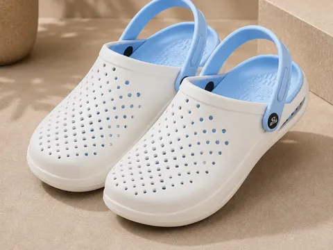 Slideez Article 106 — Vented Clog · Back Strap, Sky Blue/White