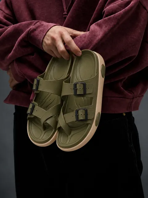 Article 111 — VICTOR — Cross-Strap Sandal